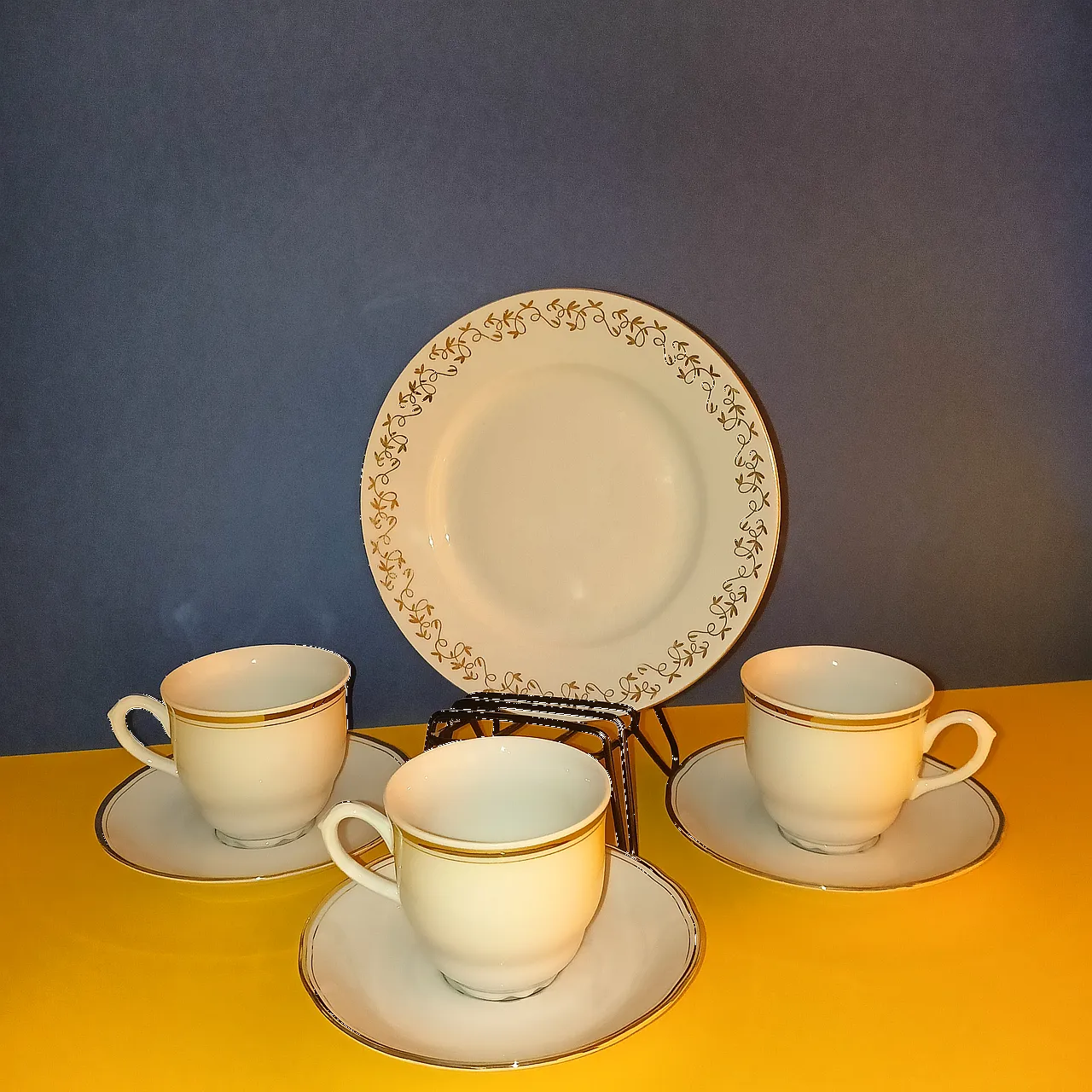 MZ Czechoslovakia - 3 filiżanki i spodki oraz 5 talerzyków deserowych. Stan idealny.